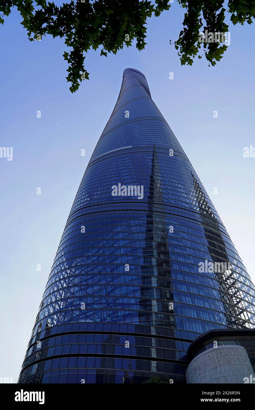 La tour de Shanghai de 632 mètres de haut, surnommée The Twist, Shanghai, République populaire de ChinaLa façade de verre d'un gratte-ciel moderne, partiellement Banque D'Images