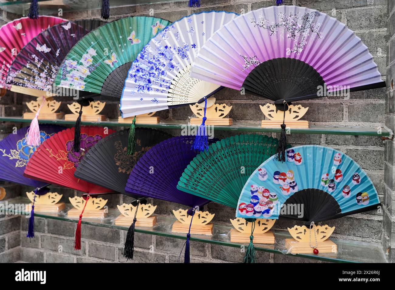 Promenez-vous dans le quartier restauré de Tianzifang, Une sélection de ventilateurs colorés et décoratifs exposés sur un mur comme souvenirs, Shanghai, Chine Banque D'Images