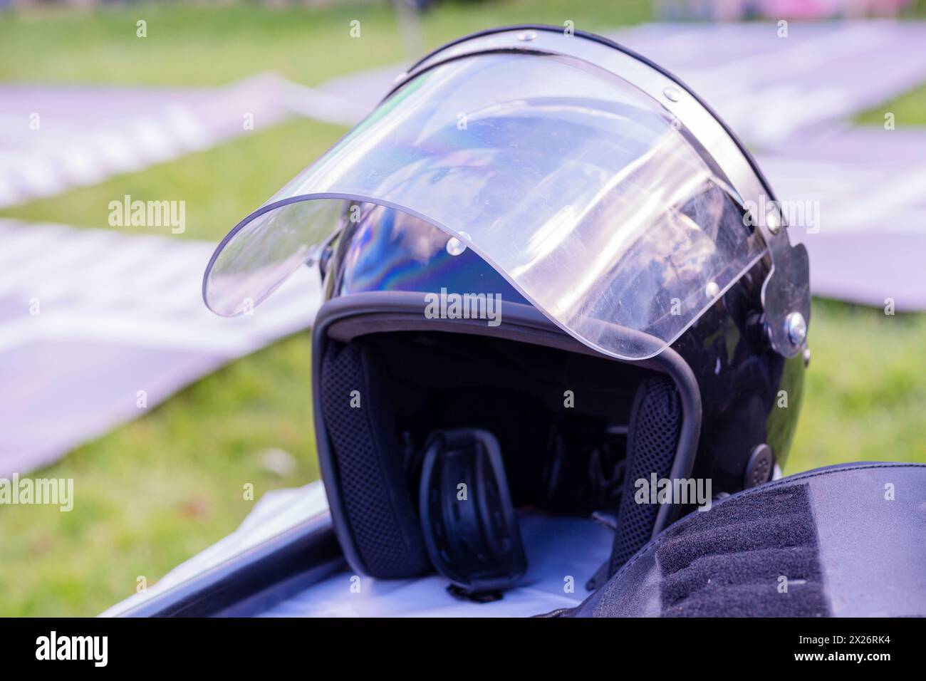 Vêtements de protection policier. Police Un casque, armure - un gilet pare-balles. Pièce de tête en acier pour police. costume avec plaques en céramique et kevlar. Casques bleus. Banque D'Images