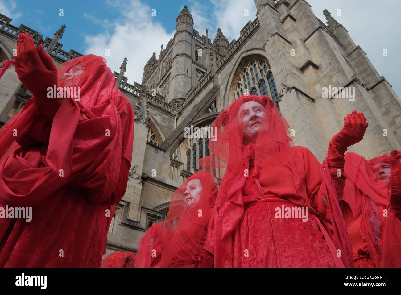 DATE RECORD NON DÉCLARÉE funérailles pour nature Processions à Bath dans une puissante démonstration de solidarité pour l'environnement, des villes du monde entier, y compris Bath, Royaume-Uni, Boston, Sydney, Gothenburg et Lisbonne accueillent des funérailles pour les processions de la nature. La plus grande Assemblée de rebelles rouges, plus de 400 personnes vêtues de tenues rouges distinctives, se réunit à Bath. La procession culmine dans une finale dramatique devant l'abbaye. Organisé sous la bannière Code Rouge pour la nature, l’événement vise à sensibiliser à la crise de la biodiversité et à inspirer une action collective urgente. Chris Packham, militant pour la nature, se joint à nous Banque D'Images