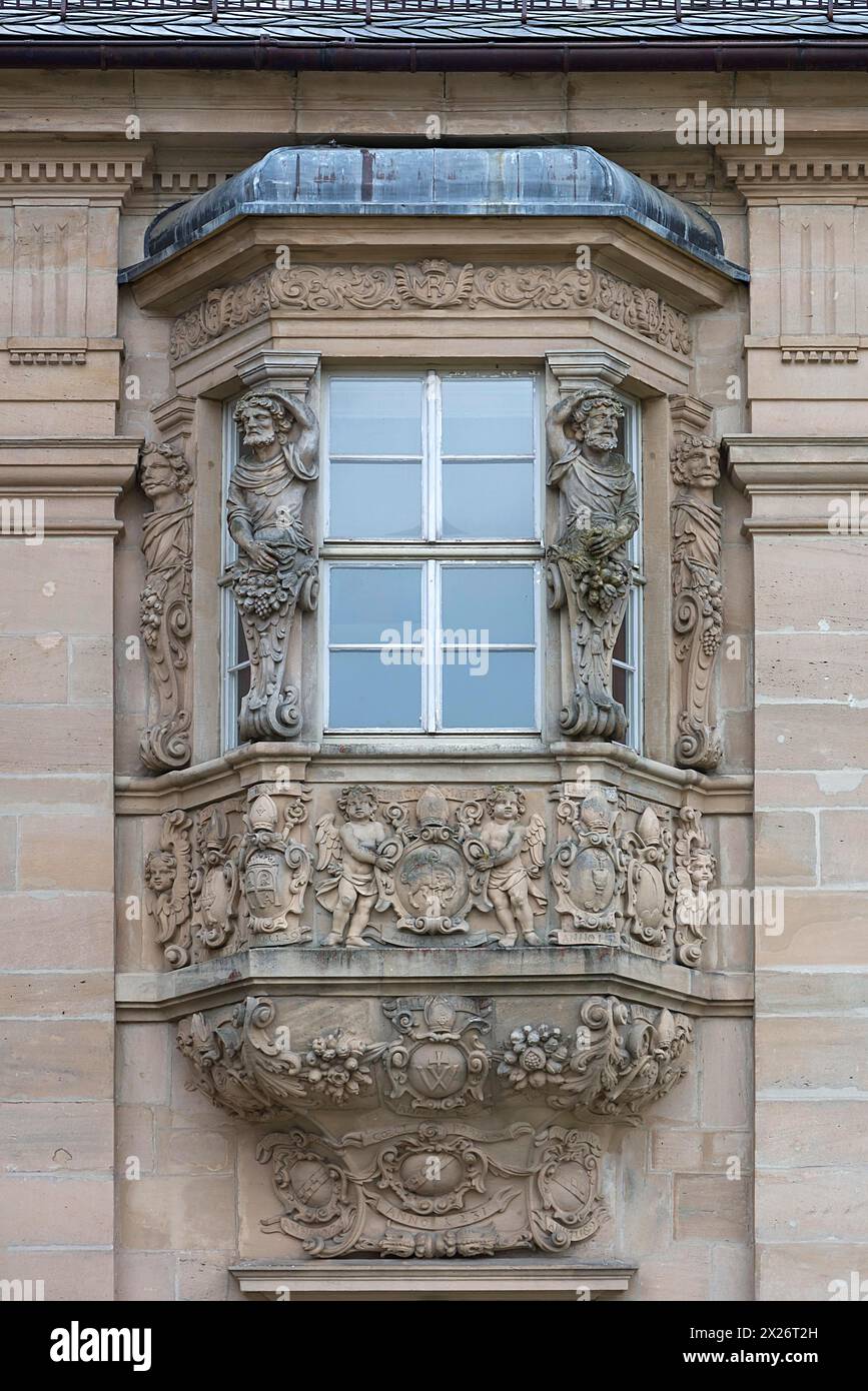 Baie vitrée historique avec armoiries ecclésiastiques et figures, monastère d'Ebrach, Ebrach, basse-Franconie, Bavière, Allemagne Banque D'Images