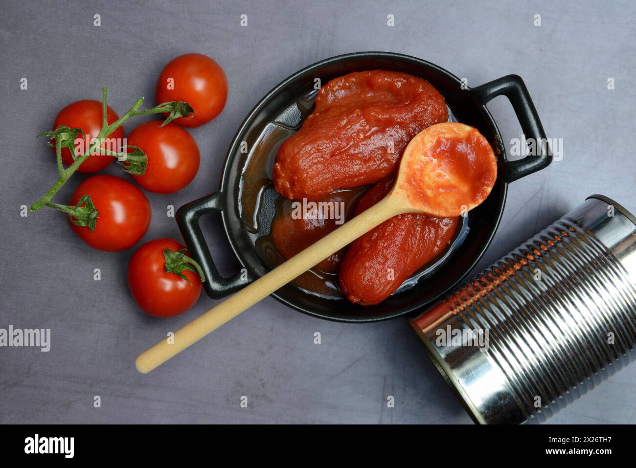 Tomates entières en boîte dans un pot, tomates et boîtes Banque D'Images