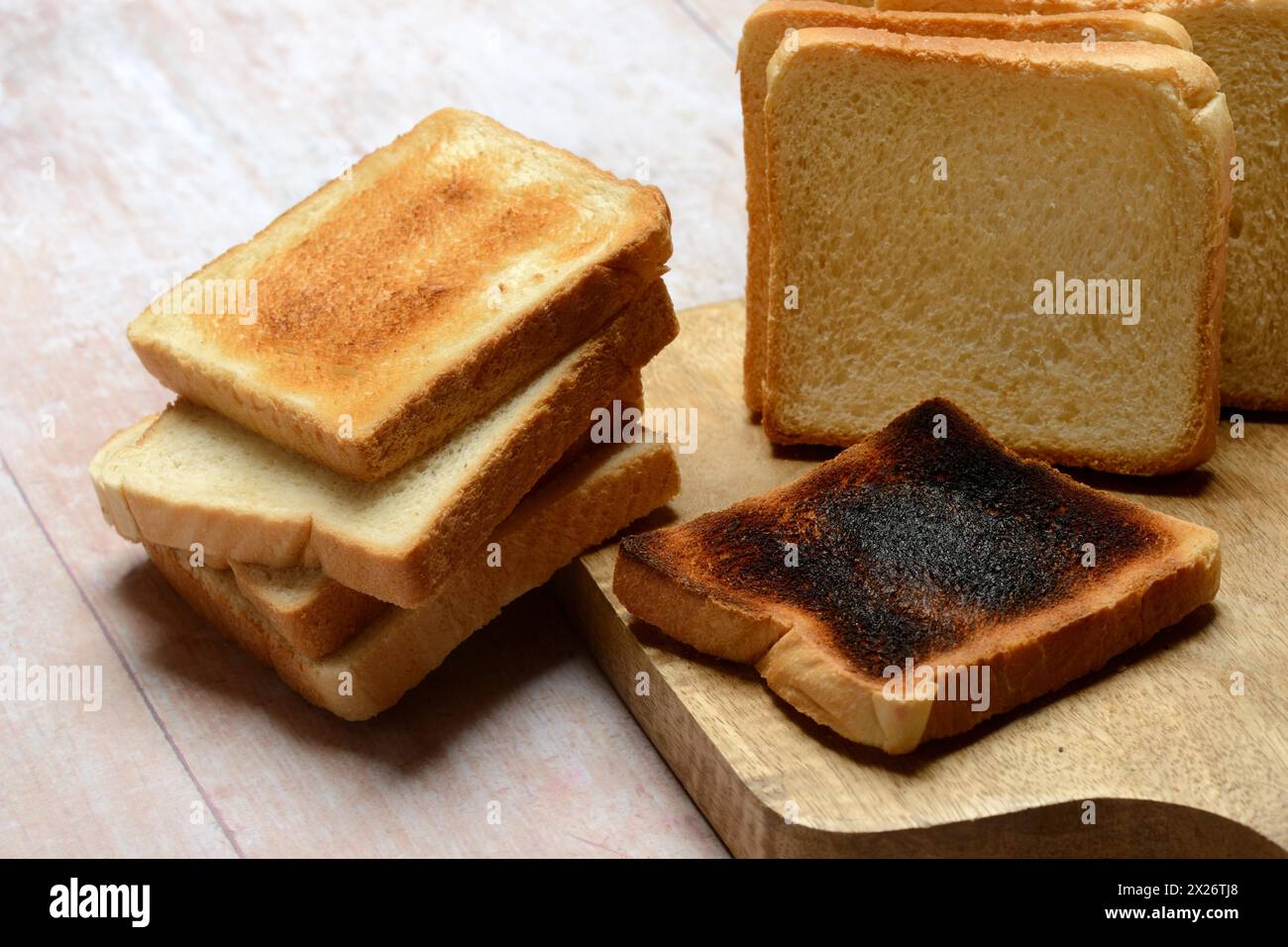 Tranche de pain grillé brûlée avec pain grillé, pain grillé Banque D'Images