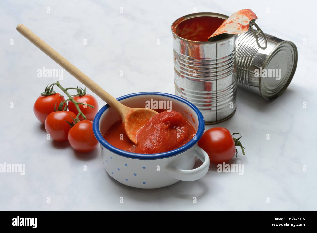 Tomates en conserve dans un bol, boîte de conserve et tomates Banque D'Images