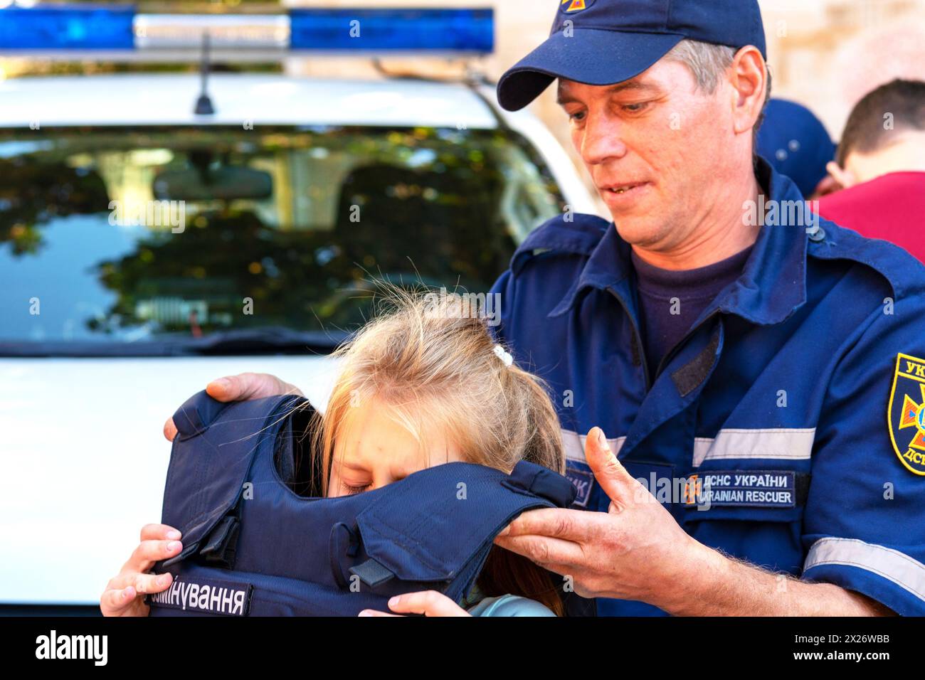 Vinnytsia, Ukraine. 22.10.2018. Le flic aide la fille. La police concept aime les enfants. Banque D'Images