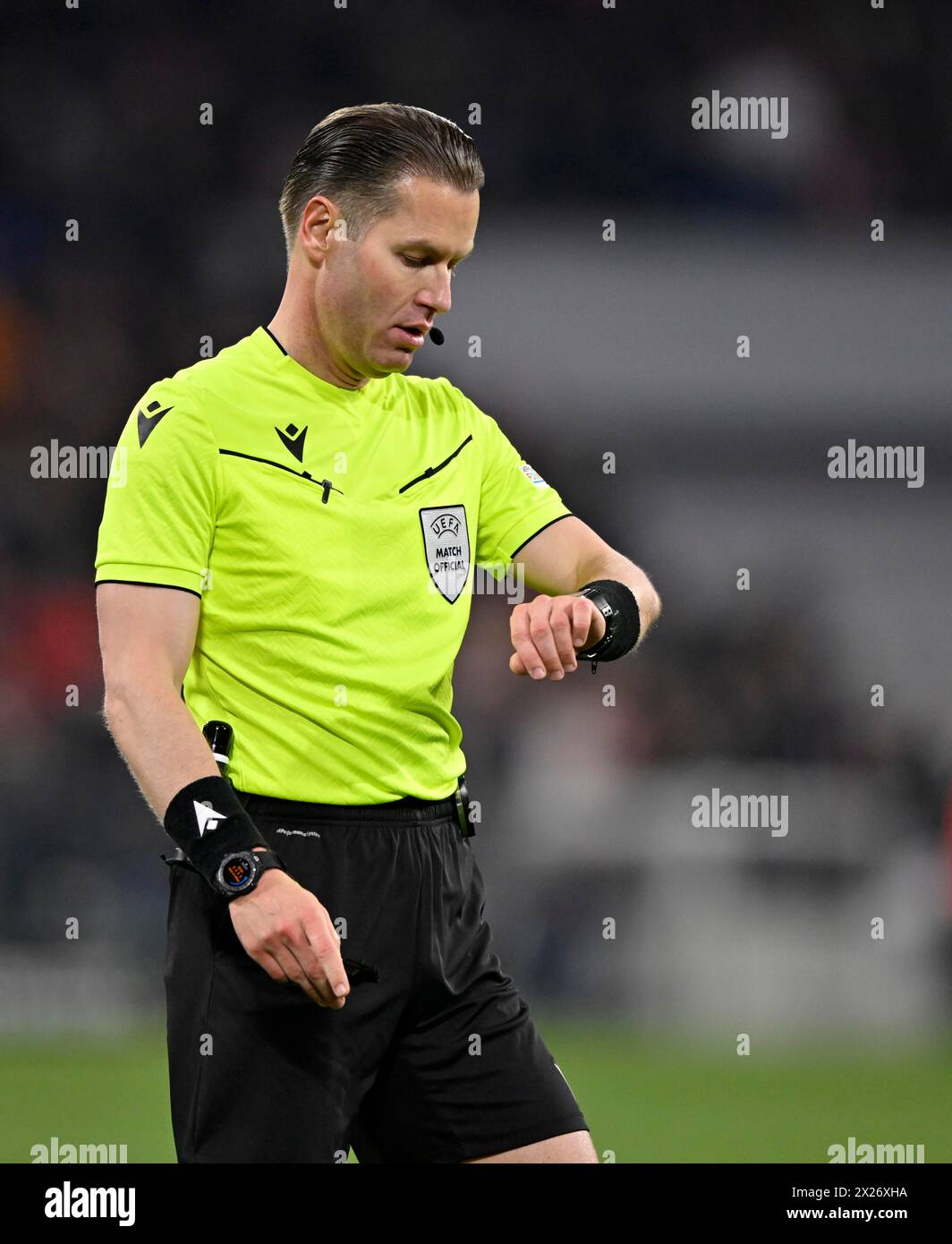 L'arbitre Danny Makkelie (NED) regarde l'horloge, Allianz Arena, Munich, Bavière, Allemagne Banque D'Images