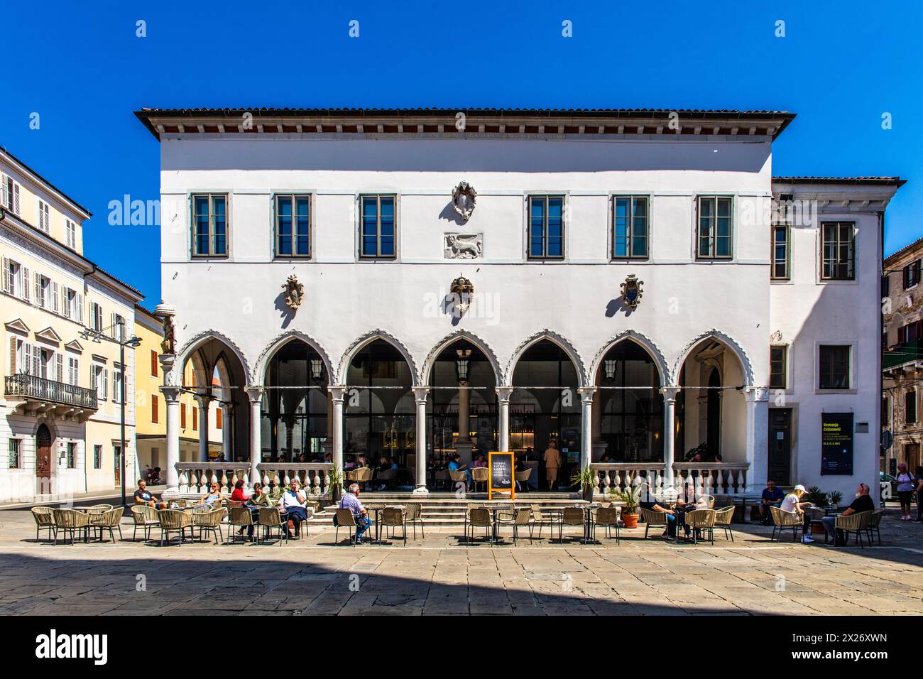 Loggia sur la place Titov trg, ville portuaire de Koper sur la côte adriatique, Slovénie, Koper, Slovénie Banque D'Images