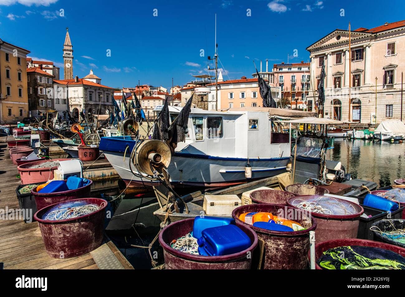 Bassin portuaire avec port de pêche, ville portuaire de Piran sur la côte adriatique avec flair vénitien, Slovénie, Piran, Slovénie Banque D'Images