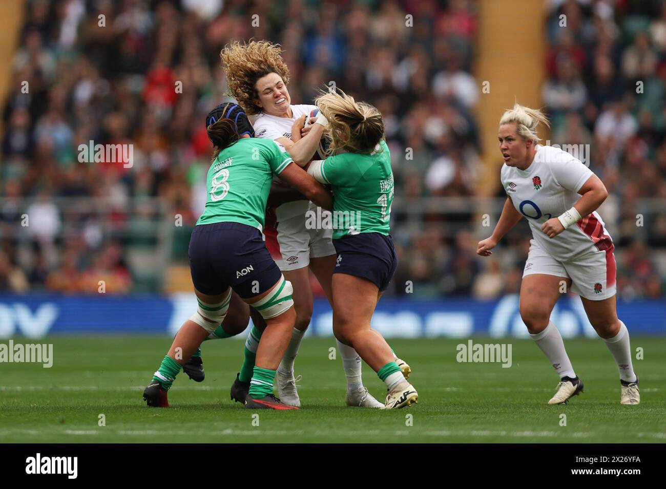 Twickenham, Royaume-Uni. 20 avril 2024. Ellie Kildunne de l'Angleterre féminine est attaquée lors du match des six Nations entre les femmes de l'Angleterre et les femmes de l'Irlande au Twickenham Stadium, Twickenham, Royaume-Uni, le 20 avril 2024. Photo de Ken Sparks. Utilisation éditoriale uniquement, licence requise pour une utilisation commerciale. Aucune utilisation dans les Paris, les jeux ou les publications d'un club/ligue/joueur. Crédit : UK Sports pics Ltd/Alamy Live News Banque D'Images