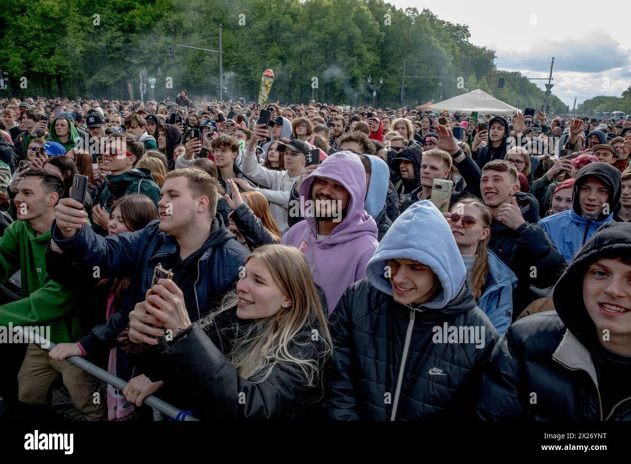 Les gens se sont rassemblés à la porte de Brandebourg à Berlin le samedi 20 avril 2024 pour célébrer le premier événement légal « Smoke-in », marquant le 420 Day, une date internationalement reconnue comme une célébration de la culture du cannabis. Les performances de groupes notables tels que Marsimoto, Green, Marvin Game, Ganjaman, et des parties de Culcha Candela divertissent la foule, y compris des personnalités comme le juge Andreas Müller du tribunal de district de Bernau. Müller, un défenseur bien connu de la légalisation du cannabis, a été un partisan visible de la réforme. Les organisateurs de l'événement ont souligné son importance comme une démonstration de Banque D'Images