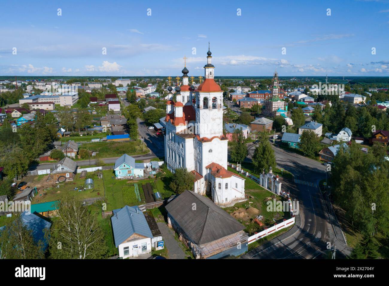 Ancienne église au nom de l'entrée du Seigneur à Jérusalem par un jour ensoleillé d'août. Totma. Région de Vologda, Russie Banque D'Images