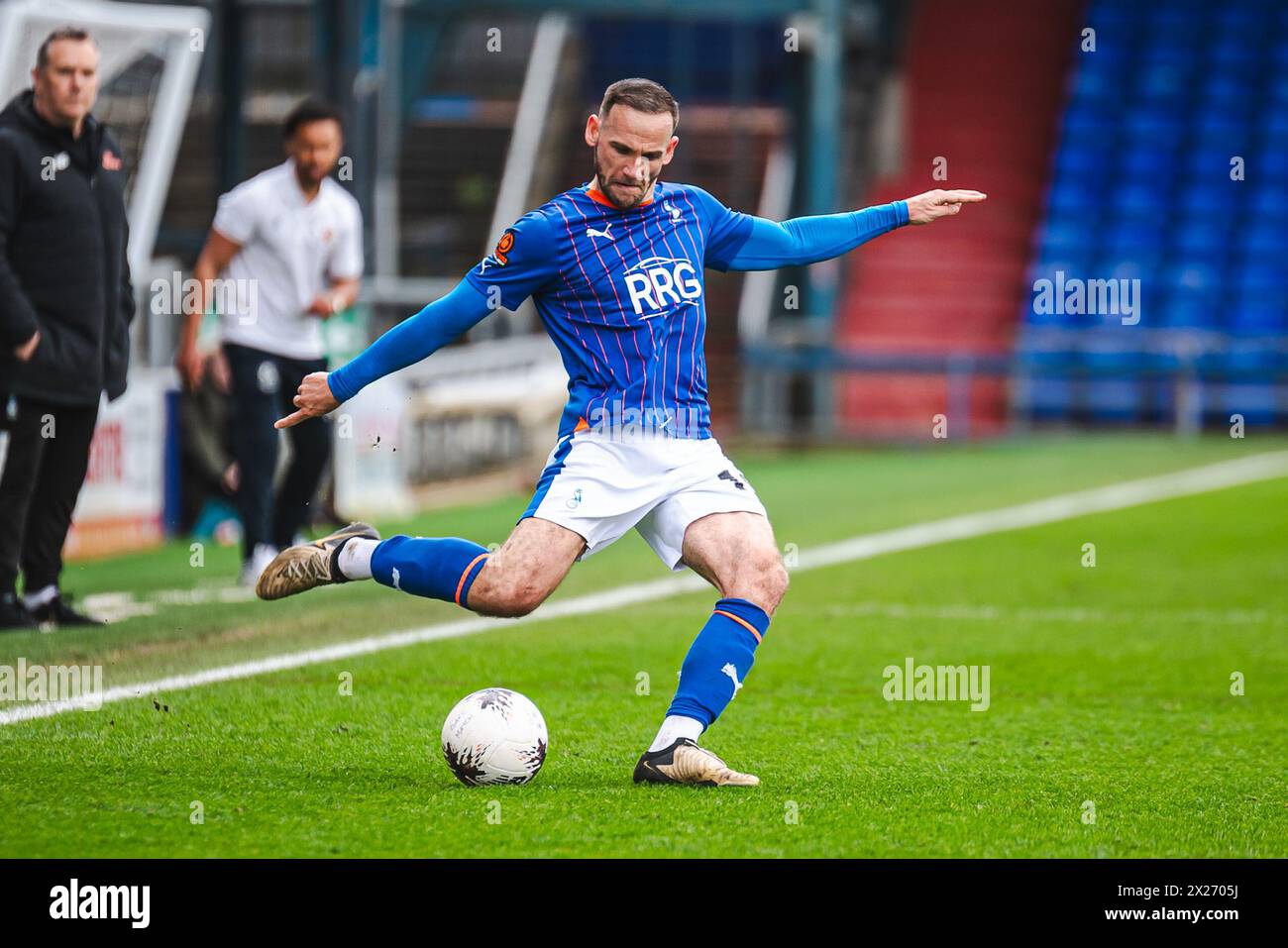 Dan Gardner d'Oldham Athletic lors du match de la Ligue nationale Vanarama entre Oldham Athletic et Wealdstone à Boundary Park, Oldham le samedi 20 avril 2024. (Photo : Phill Smith | mi News) crédit : MI News & Sport /Alamy Live News Banque D'Images
