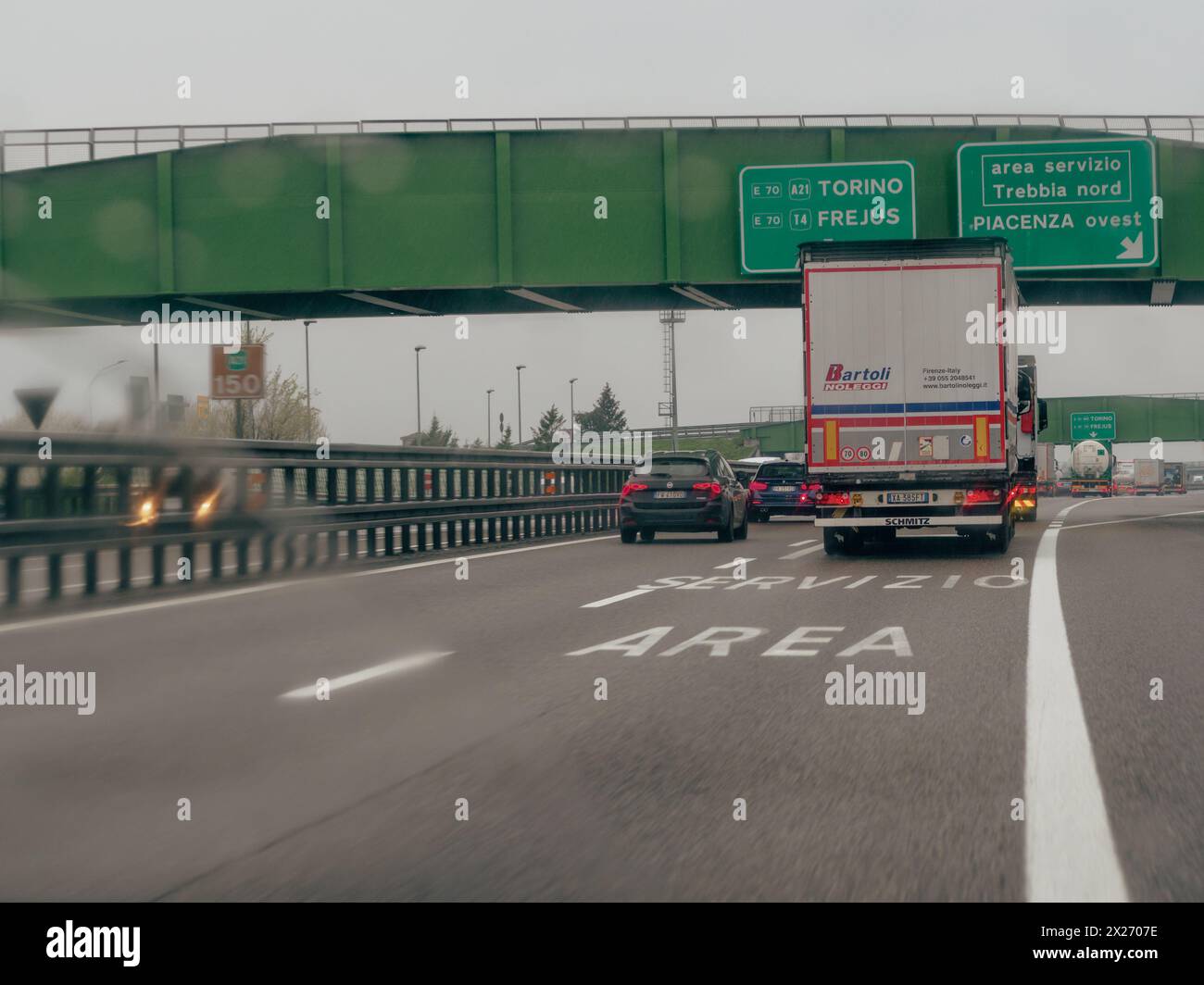 Milan, Italie - 26 avril 2023 sur la route sur une autoroute par temps nuageux, autoroute A1 A8 près de Milan, Italie Banque D'Images