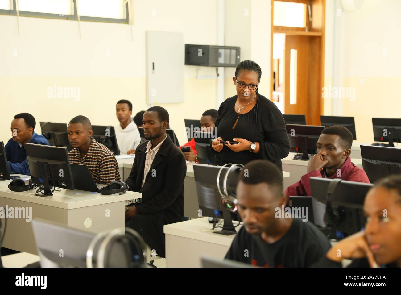 (240420) -- KIGALI, 20 avril 2024 (Xinhua) -- Un enseignant local donne une conférence aux étudiants du Collège régional Polytechnique intégré-Musanze (IPRC Musanze), un établissement public d'enseignement supérieur dans la ville de Musanze, au nord du Rwanda, le 15 avril 2024. ALLER AVEC 'Feature : l'échange éducatif stimule le développement de carrière des étudiants rwandais' (Xinhua/Ji Li) Banque D'Images