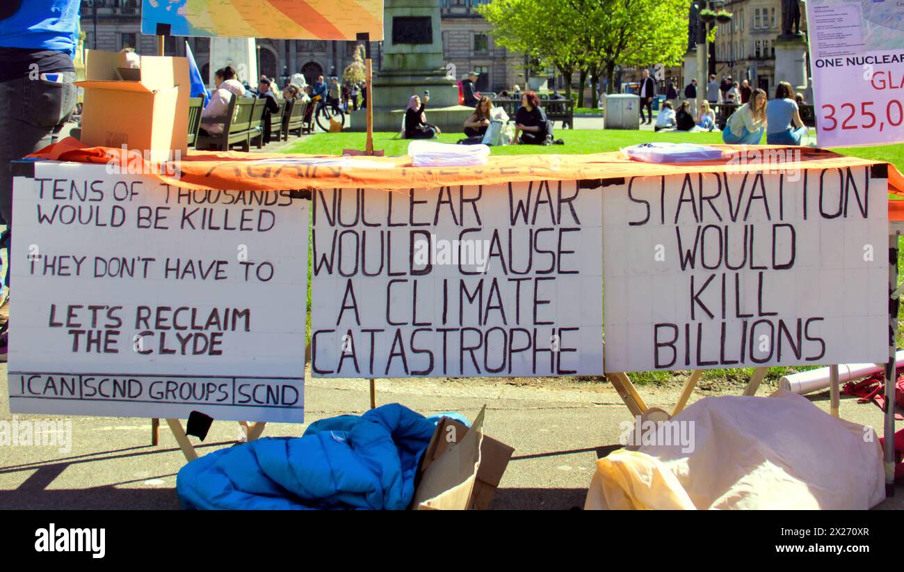 Glasgow, Écosse, Royaume-Uni. 20 avril 2024 : le blocage anti-nucléaire de faslane à Pro Independence Yes march a commencé dans le parc kelvingrove et s'est terminé par des discours sur george Square comprenant un certain nombre de groupes pro indy. Crédit Gerard Ferry /Alamy Live News Banque D'Images