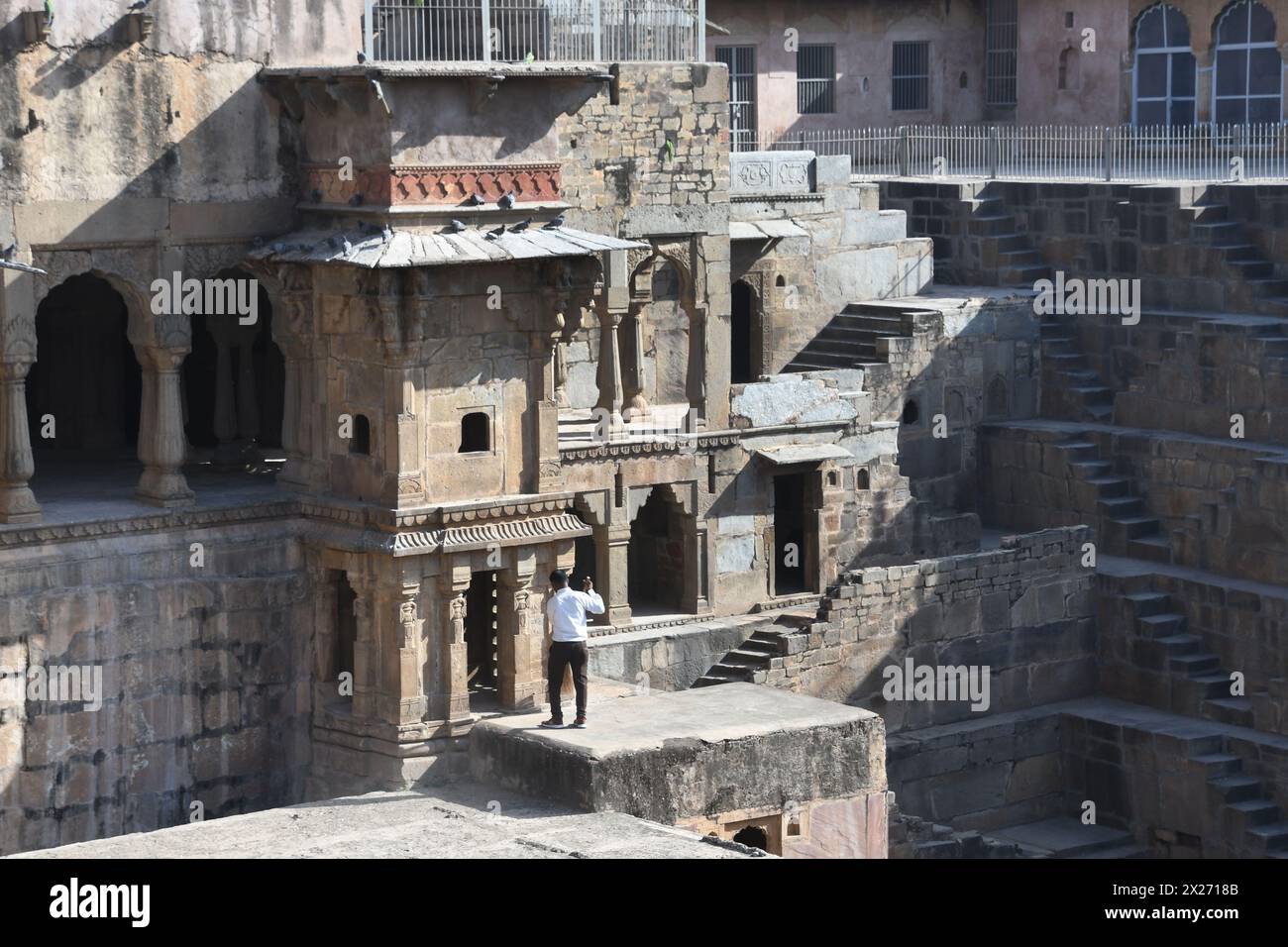 Abhaneri, Rajasthan, États-Unis. 14 mars 2024. Les Chand Baori marchent bien dans le village d'Abhaneri dans l'État du Rajasthan, en Inde. 15 mars 2024. L'un des plus grands puits à marches au monde, il a été construit au IXe siècle après JC par le roi Chanda. Il a été construit pour conserver l'eau et fournir un soulagement de la chaleur. Plus de 3 500 marches descendent 13 niveaux ou environ 30 mètres (crédit image : © Mark Hertzberg/ZUMA Press Wire) USAGE ÉDITORIAL SEULEMENT! Non destiné à UN USAGE commercial ! Banque D'Images