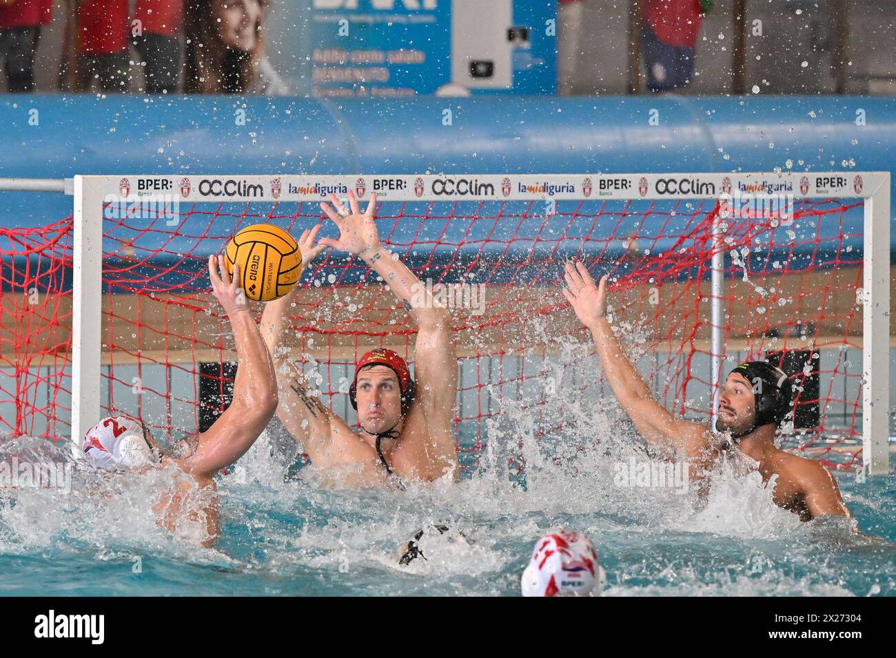 Savone, Italie. 20 avril 2024. Niccolo' Rocchi (Savona) - Tommaso Negri (Pro Recco) - Nicholas Presciutti (Pro Recco) pendant BPER Savona vs Pro Recco, Waterpolo Italian Serie A match à Savona, Italie, 20 avril 2024 crédit : Independent photo Agency/Alamy Live News Banque D'Images