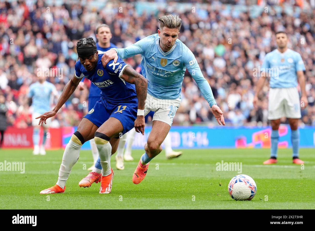 Jack Grealish de Manchester City (à droite) et Noni Madueke de Chelsea s'affrontent pour le ballon lors de la demi-finale de la Coupe de football de l'Emirates FA au stade de Wembley, à Londres. Date de la photo : samedi 20 avril 2024. Banque D'Images