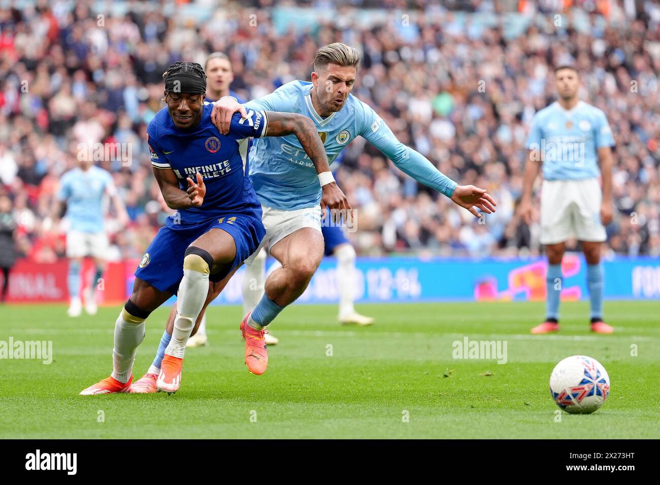 Jack Grealish de Manchester City (à droite) et Noni Madueke de Chelsea s'affrontent pour le ballon lors de la demi-finale de la Coupe de football de l'Emirates FA au stade de Wembley, à Londres. Date de la photo : samedi 20 avril 2024. Banque D'Images