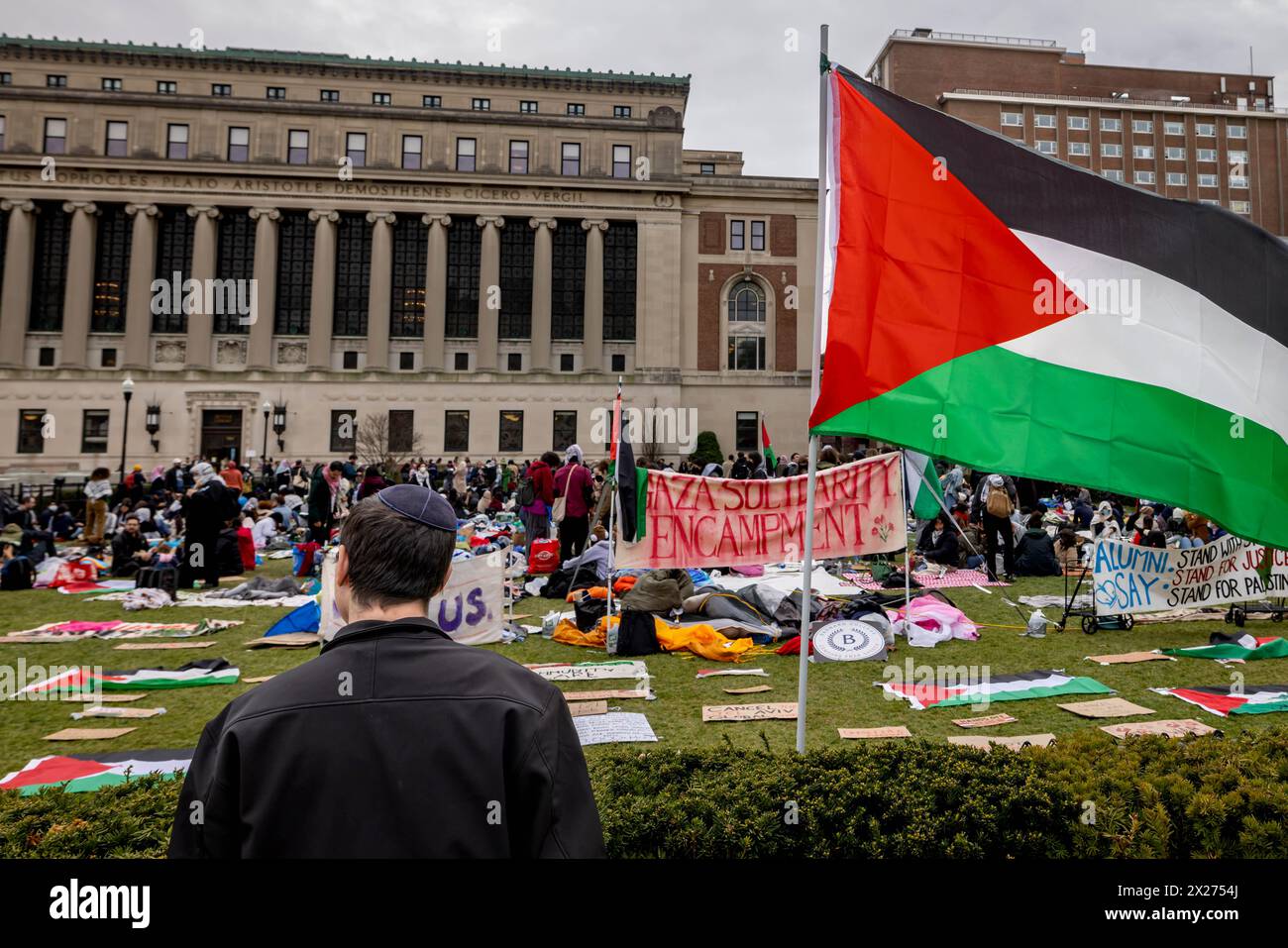 NEW YORK, NEW YORK - 19 AVRIL : des étudiants et des militants pro-palestiniens se rassemblent à l'intérieur du campus de l'Université Columbia pour une troisième journée pour protester contre la position de l'université sur Israël le 19 avril 2024 à New York. L'administration de l'université a demandé au NYPD d'éliminer une manifestation pro-palestinienne sur le campus le 18 avril et a arrêté plus de 100 étudiants et manifestants. (Photo de Michael Nigro/Sipa USA) crédit : Sipa US/Alamy Live News Banque D'Images