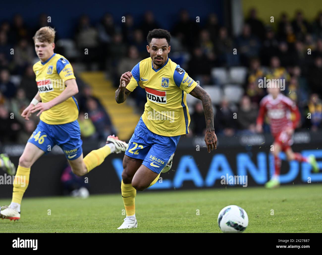 Westerlo, Belgique. 20 avril 2024. Tuur Rommens de Westerlo et court avec le ballon lors d'un match de football entre le KVC Westerlo et le Standard de Liège, samedi 20 avril 2024 à Westerlo, le jour 4 (sur 10) des Play-offs Europe de la première division 'Jupiler Pro League' 2023-2024 du championnat belge. BELGA PHOTO JOHN THYS crédit : Belga News Agency/Alamy Live News Banque D'Images