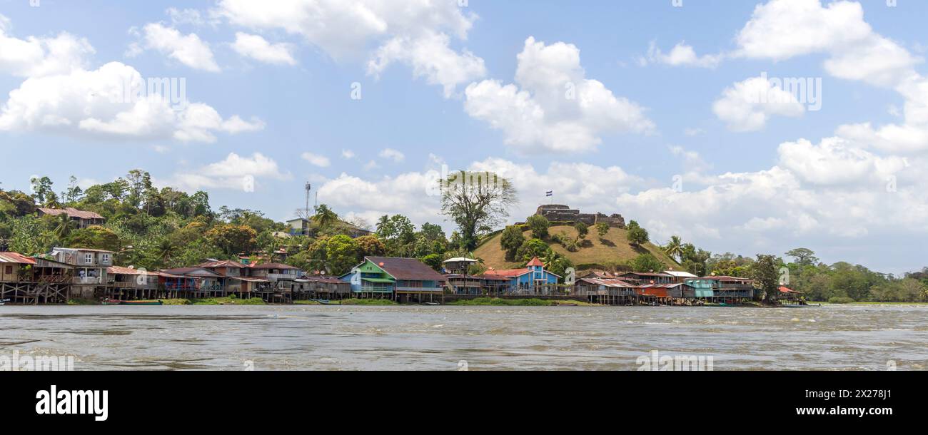Vue panoramique sur les maisons colorées, l'église et la forteresse du village El Castillo le long de la rivière San Juan au Nicaragua Banque D'Images
