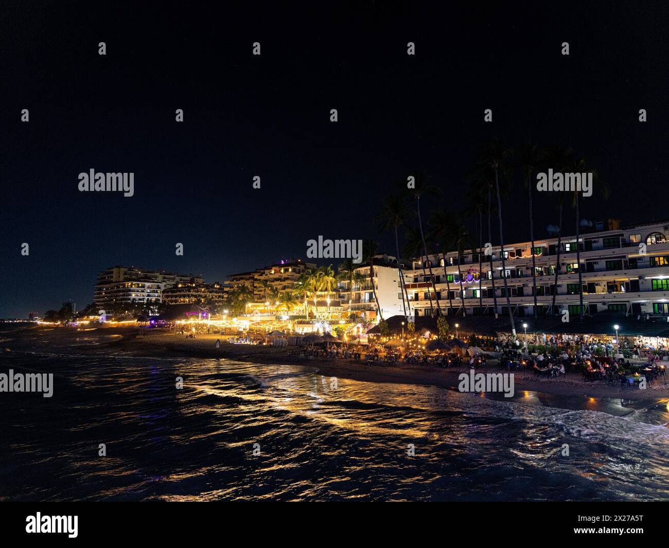 Image horizontale regardant vers la zone romantique avec des gens profitant de leur soirée dans les restaurants à Puerto Vallarta Mexique la nuit. Banque D'Images