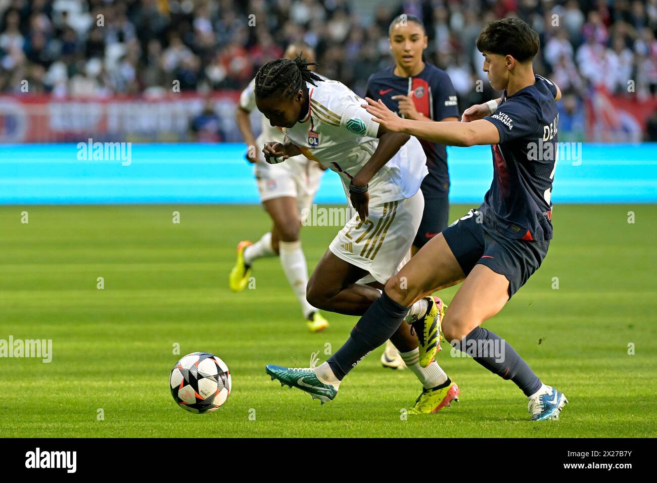 © PHOTOPQR/LE PROGRES/Maxime JEGAT - Décines-Charpieu 20/04/2024 - Foot - UWCL - demi finale - OL vs PSG à Décines le 20 avril 2024 -Vicki Becho (OL) et Elisa de Almeida (PSG) au cours du match opposant l'Olympique Lyonnais (OL/Lyon/en blanc) et le Paris Saint Germain (PSG/Paris/en bleu) au Groupama Stadium à Décines près de Lyon et comptant pour le match aller de la demie-finale de l'UEFA Women Champions League (UWCL), la coupe d'Europe de foot. Crédit : MAXPPP/Alamy Live News Banque D'Images © PHOTOPQR/LE PROGRES/Maxime JEGAT - Décines-Charpieu 20/04/2024 - Foot - UWCL - demi finale - OL vs PSG à Décines le 20 avril 2024 -Vicki Becho (OL) et Elisa de Almeida (PSG) au cours du match opposant l'Olympique Lyonnais (OL/Lyon/en blanc) et le Paris Saint Germain (PSG/Paris/en bleu) au Groupama Stadium à Décines près de Lyon et comptant pour le match aller de la demie-finale de l'UEFA Women Champions League (UWCL), la coupe d'Europe de foot. Crédit : MAXPPP/Alamy Live News Banque D'Images
