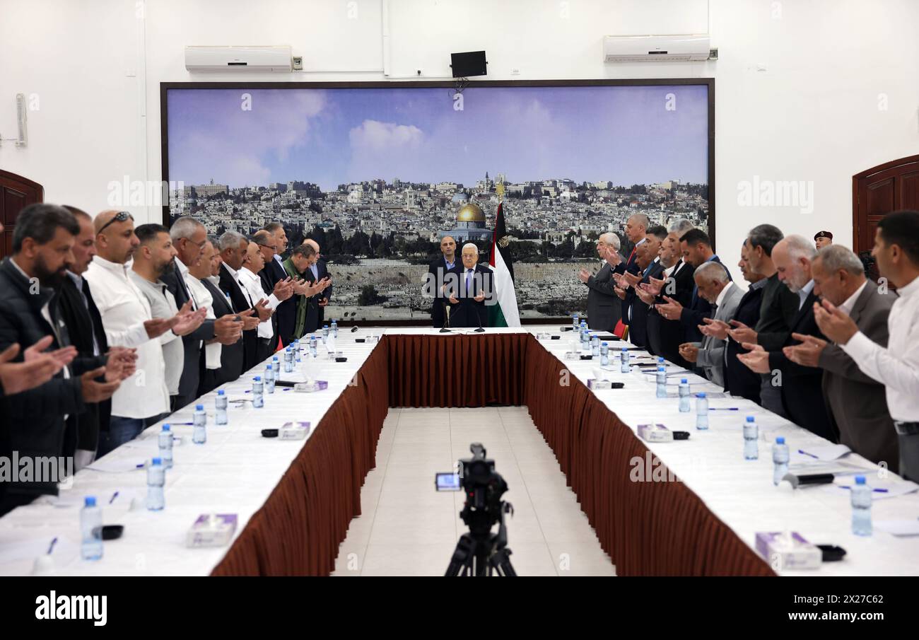 Le Président palestinien Mahmoud Abbas Abu Mazen rencontre les secrétaires du mouvement Fatah le Président palestinien Mahmoud Abbas Abu Mazen rencontre les secrétaires du mouvement Fatah et des comités populaires dans les gouvernorats de Ramallah et Naplouse, à Ramallah, Palestine, le 20 avril 2024. Photo de Thaer Ganaim apaimages Ramallah Cisjordanie territoire palestinien 200424 Ramallah PPO 001 Copyright : xapaimagesxThaerxGanaimxxapaimagesx Banque D'Images