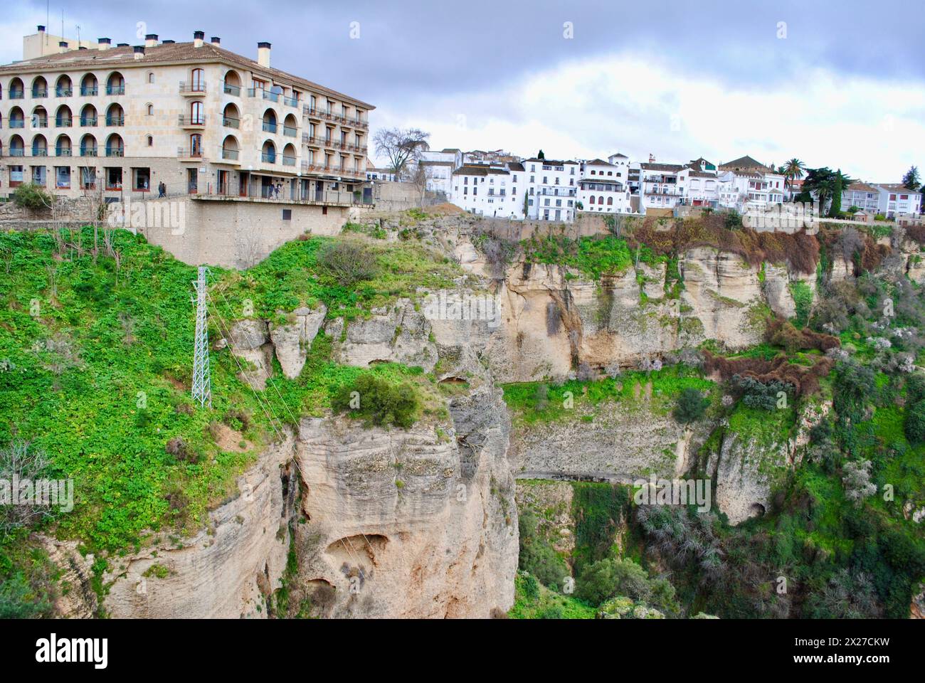 Maisons au bord du canyon El Tajo à Ernest Hemingways Ronda en Espagne. Banque D'Images