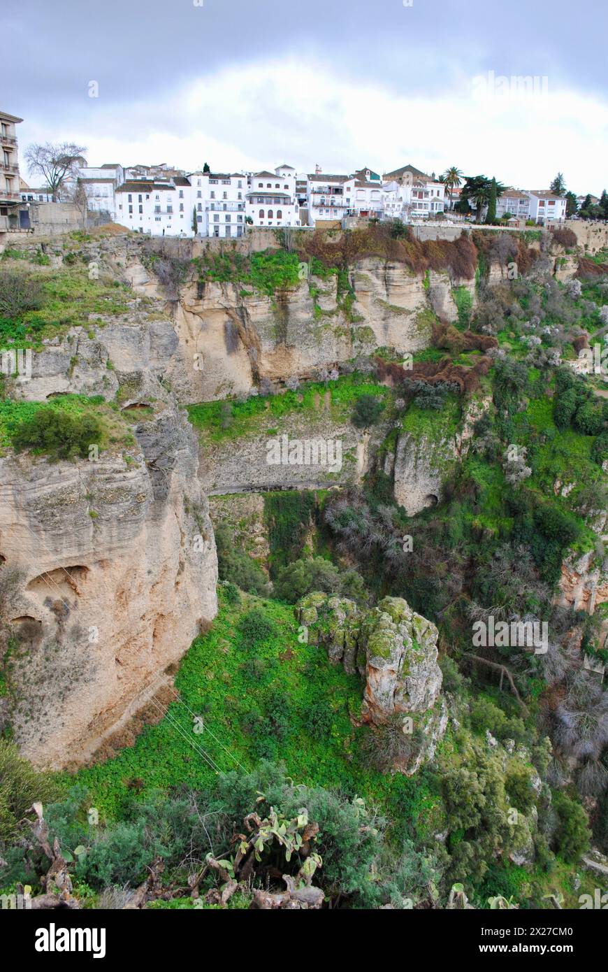 Maisons au bord du canyon El Tajo à Ernest Hemingways Ronda en Espagne. Banque D'Images