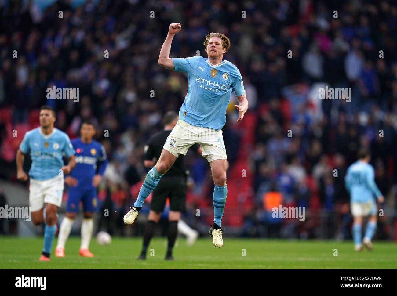 Kevin de Bruyne de Manchester City célèbre la demi-finale de la Coupe de football Emirates FA au stade de Wembley, à Londres. Date de la photo : samedi 20 avril 2024. Banque D'Images