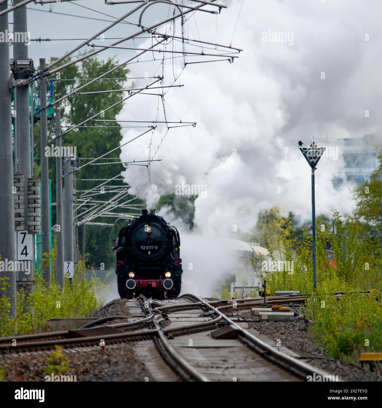 Berlin macht Dampf Eine Dampflokomotive der Baureihe 52 8177-9 der Dampflokfreunde Berlin e.V. zieht AM 20. Avril 2024 einen Zug mit Fahrgästen vorbei am Bahnhof Schöneweide in Berlin Treptow in Richtung Berliner Innenstadt. Berlin Berlin Deutschland Aktuelles 0001235 *** Berlin fait de la vapeur Une locomotive à vapeur de classe 52 8177 9 de la Dampflokfreunde Berlin e V tire un train avec des passagers devant la gare Schöneweide à Berlin Treptow en direction du centre-ville de Berlin Berlin Allemagne nouvelles 0001235 le 20 avril 2024 Banque D'Images