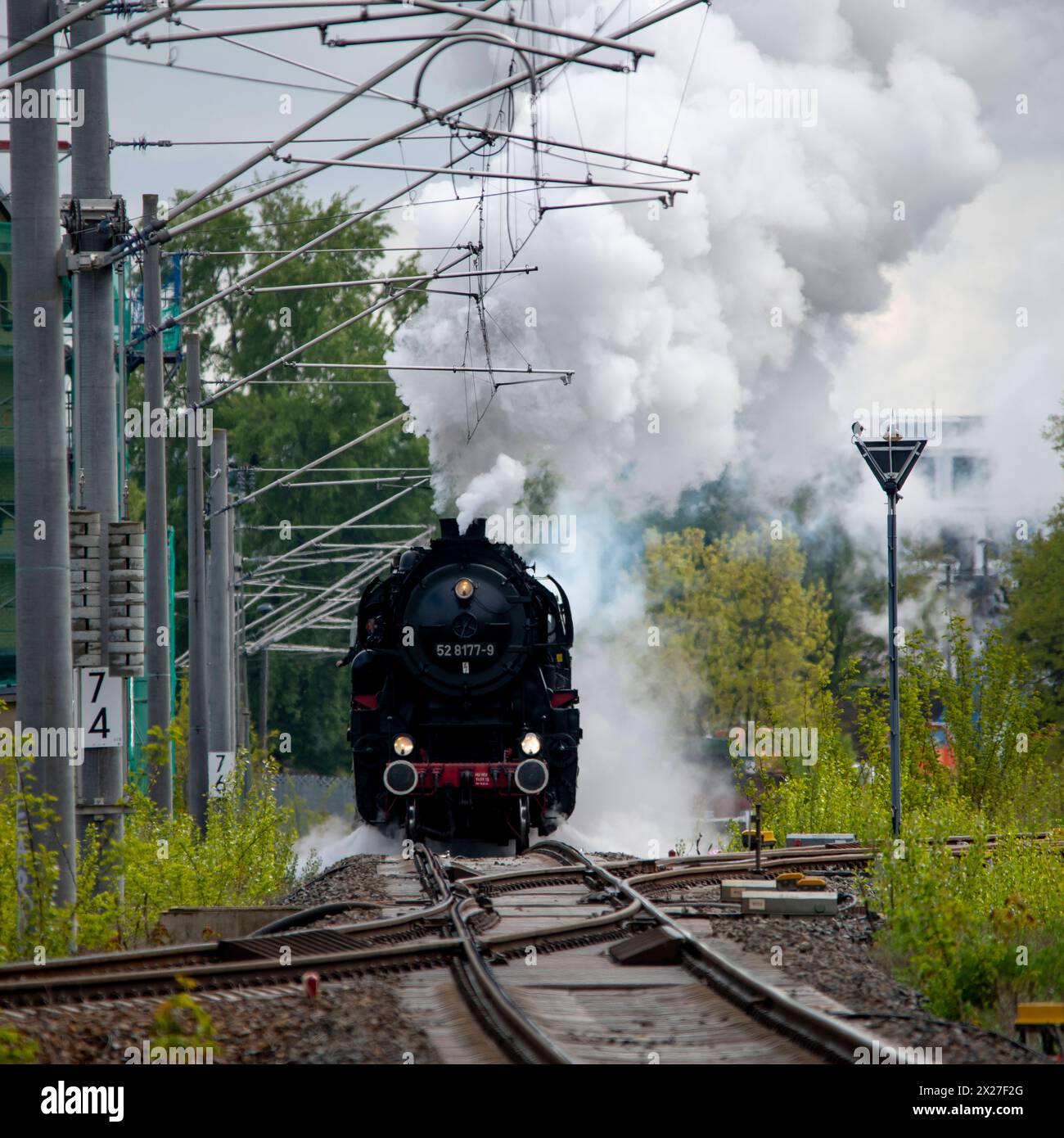 Berlin macht Dampf Eine Dampflokomotive der Baureihe 52 8177-9 der Dampflokfreunde Berlin e.V. zieht AM 20. Avril 2024 einen Zug mit Fahrgästen vorbei am Bahnhof Schöneweide in Berlin Treptow in Richtung Berliner Innenstadt. Berlin Berlin Deutschland Aktuelles 0001238 *** Berlin fait de la vapeur Une locomotive à vapeur de classe 52 8177 9 de la Dampflokfreunde Berlin e V tire un train avec des passagers devant la gare Schöneweide à Berlin Treptow en direction du centre-ville de Berlin Berlin Allemagne nouvelles 0001238 le 20 avril 2024 Banque D'Images