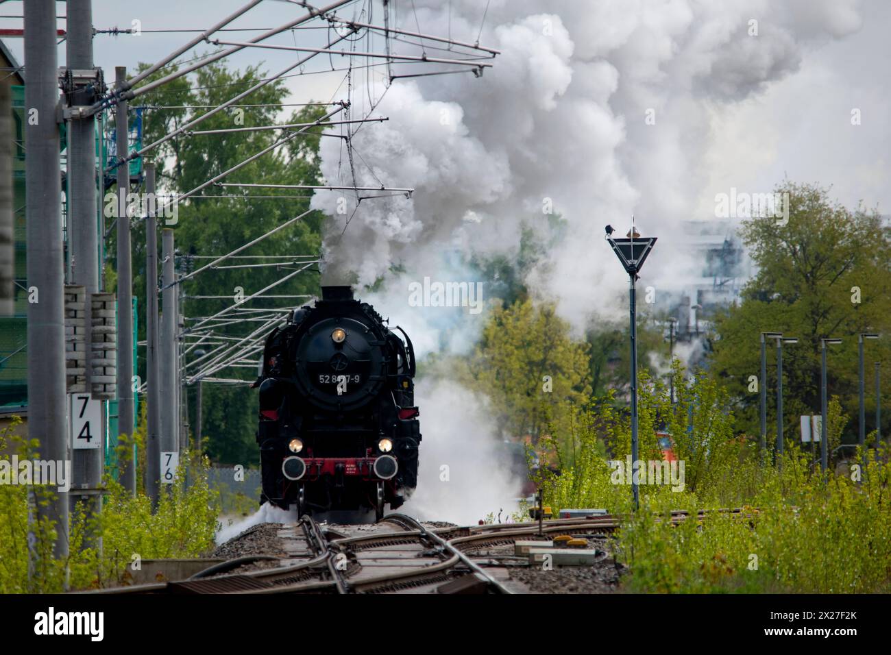 Berlin macht Dampf Eine Dampflokomotive der Baureihe 52 8177-9 der Dampflokfreunde Berlin e.V. zieht AM 20. Avril 2024 einen Zug mit Fahrgästen vorbei am Bahnhof Schöneweide in Berlin Treptow in Richtung Berliner Innenstadt. Berlin Berlin Deutschland Aktuelles 0001239 *** Berlin fabrique à vapeur Une locomotive à vapeur de la classe 52 8177 9 du Dampflokfreunde Berlin e V tire un train avec des passagers devant la gare de Schöneweide à Berlin Treptow en direction du centre-ville de Berlin Berlin Allemagne nouvelles 0001239 le 20 avril 2024 Banque D'Images