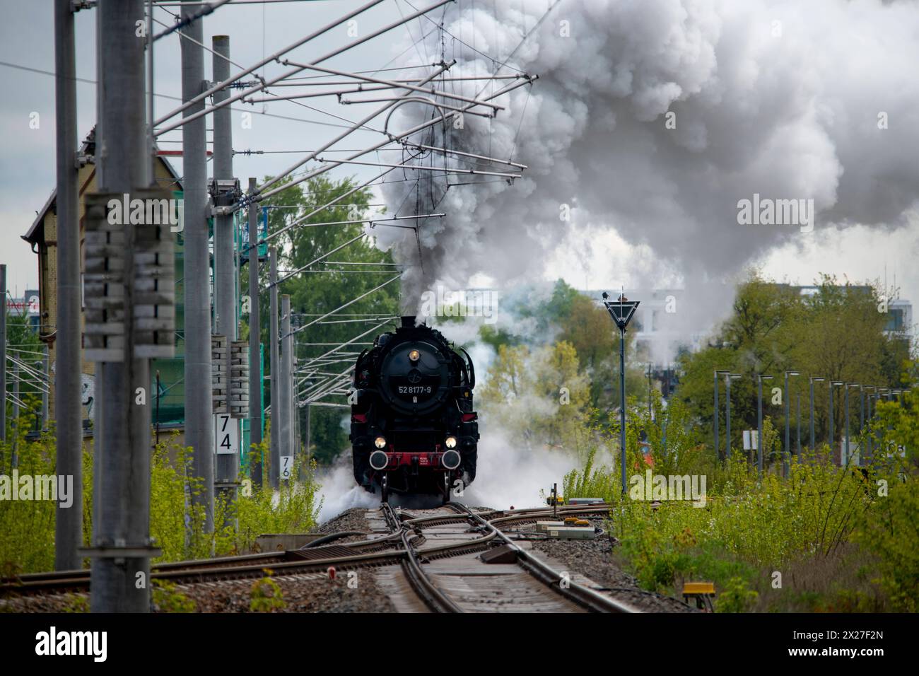 Berlin macht Dampf Eine Dampflokomotive der Baureihe 52 8177-9 der Dampflokfreunde Berlin e.V. zieht AM 20. Avril 2024 einen Zug mit Fahrgästen vorbei am Bahnhof Schöneweide in Berlin Treptow in Richtung Berliner Innenstadt. Berlin Berlin Deutschland Aktuelles 0001240 *** Berlin fabrique à vapeur Une locomotive à vapeur de la classe 52 8177 9 du Dampflokfreunde Berlin e V tire un train avec des passagers devant la gare de Schöneweide à Berlin Treptow en direction du centre-ville de Berlin Berlin Allemagne nouvelles 0001240 le 20 avril 2024 Banque D'Images