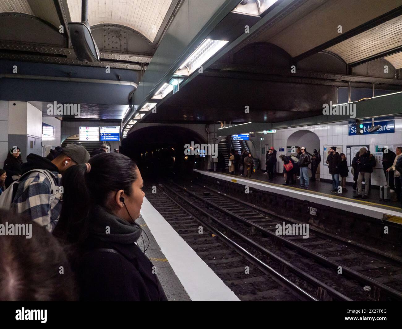 Paris, France, 19 avril 2024 : station de métro Paris Surlferino, personnes attendant sur le quai pour le métro, arrivée du train à la gare, tunnel lig Banque D'Images