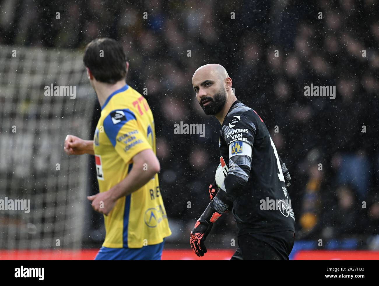 Westerlo, Belgique. 20 avril 2024. Le gardien de but de Westerlo Sinan Bolat photographié lors d'un match de football entre le KVC Westerlo et le Standard de Liège, samedi 20 avril 2024 à Westerlo, le jour 4 (sur 10) des Play-offs Europe de la première division 'Jupiler Pro League' 2023-2024 du championnat belge. BELGA PHOTO JOHN THYS crédit : Belga News Agency/Alamy Live News Banque D'Images