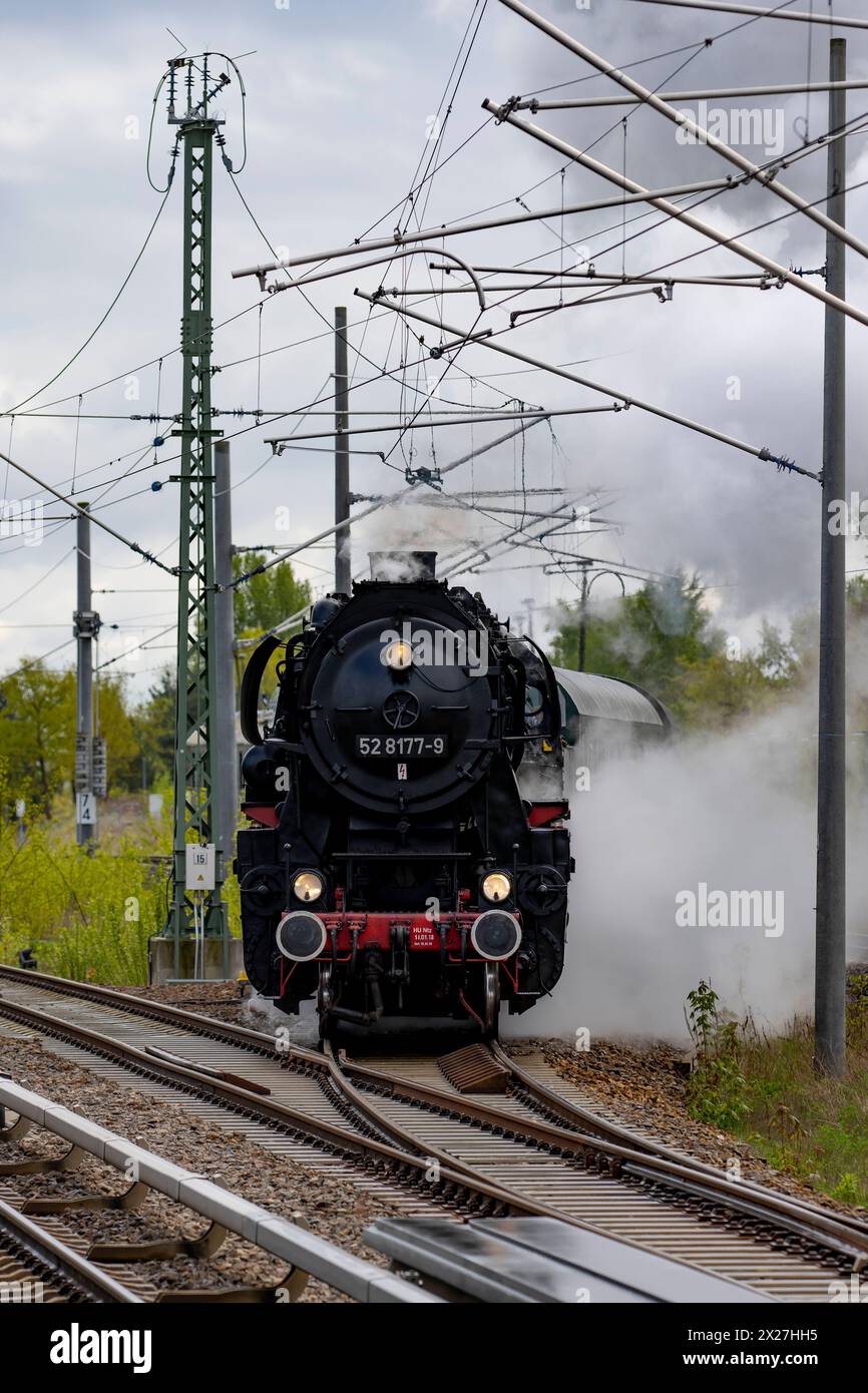 Berlin macht Dampf Eine Dampflokomotive der Baureihe 52 8177-9 der Dampflokfreunde Berlin e.V. zieht AM 20. Avril 2024 einen Zug mit Fahrgästen vorbei am Bahnhof Schöneweide in Berlin Treptow in Richtung Berliner Innenstadt. Berlin Berlin Deutschland Aktuelles 0001291 *** Berlin fabrique à vapeur Une locomotive à vapeur de la classe 52 8177 9 du Dampflokfreunde Berlin e V tire un train avec des passagers devant la gare de Schöneweide à Berlin Treptow en direction du centre-ville de Berlin Berlin Allemagne nouvelles 0001291 le 20 avril 2024 Banque D'Images