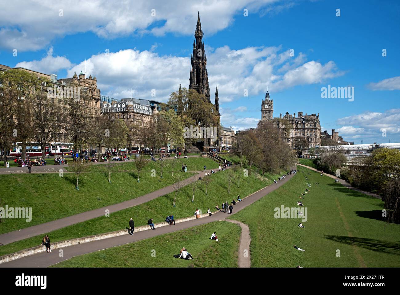 Vue sur les jardins d'East Princes Street à Édimbourg par un après-midi paisible de printemps. Banque D'Images