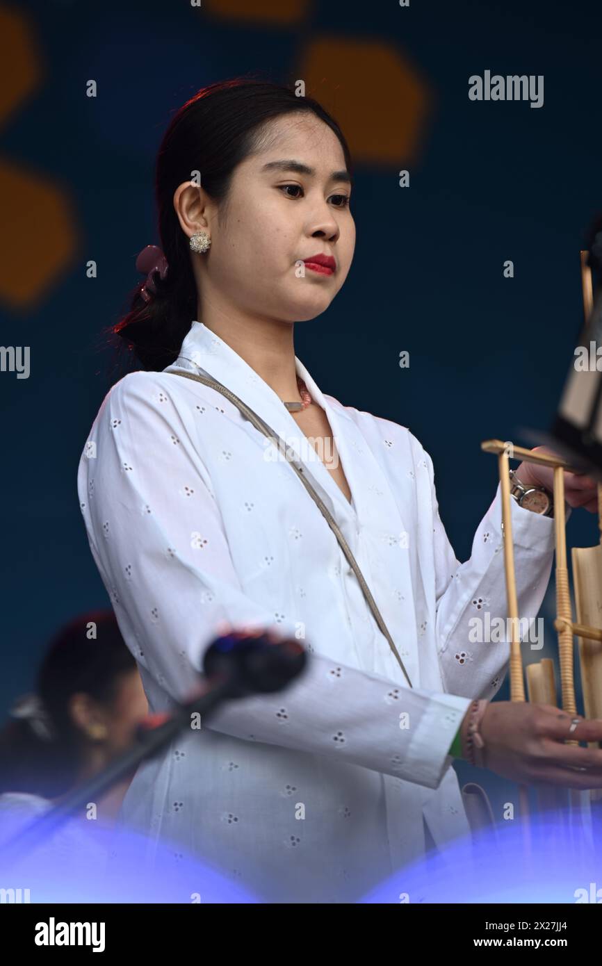 Trafalgar Square, Londres, Royaume-Uni. 20 avril 2024. Indonesian Arts and Dance & Indonesia Angklung ensemble se produit à Eid in the Square 2023 à Trafalgar Square pour célébrer la fin du Ramadan, un mélange de spectacles traditionnels et contemporains. Crédit : Voir Li/Picture Capital/Alamy Live News Banque D'Images