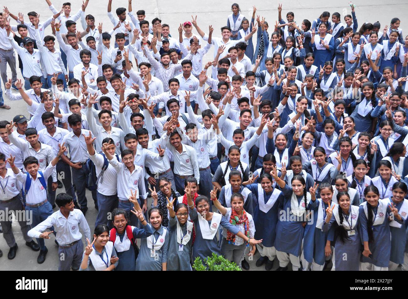 Ghaziabad, Inde. 20 avril 2024. GHAZIABAD, INDE - 20 AVRIL : les étudiants célèbrent les 10e et 12e résultats de la classe SUPÉRIEURE déclarés au Maharshi Dayanand Vidyapeeth Intermediate College Govindpuram, le 20 avril 2024 à Ghaziabad, en Inde. Le pourcentage de réussite est de 89,55 pour la classe 10 et de 82,60 pour la classe 12. Au total, 2935353 étudiants se sont inscrits aux examens de la classe 10, dont 2738399 se sont présentés. Parmi eux, 2455041 ont réussi. Environ 11982 candidats privés se sont inscrits, 10365 ont comparu et 6985 ont réussi. (Photo de Sakib Ali/Hindustan Times/Sipa USA ) crédit : Sipa USA/Alamy Live News Banque D'Images