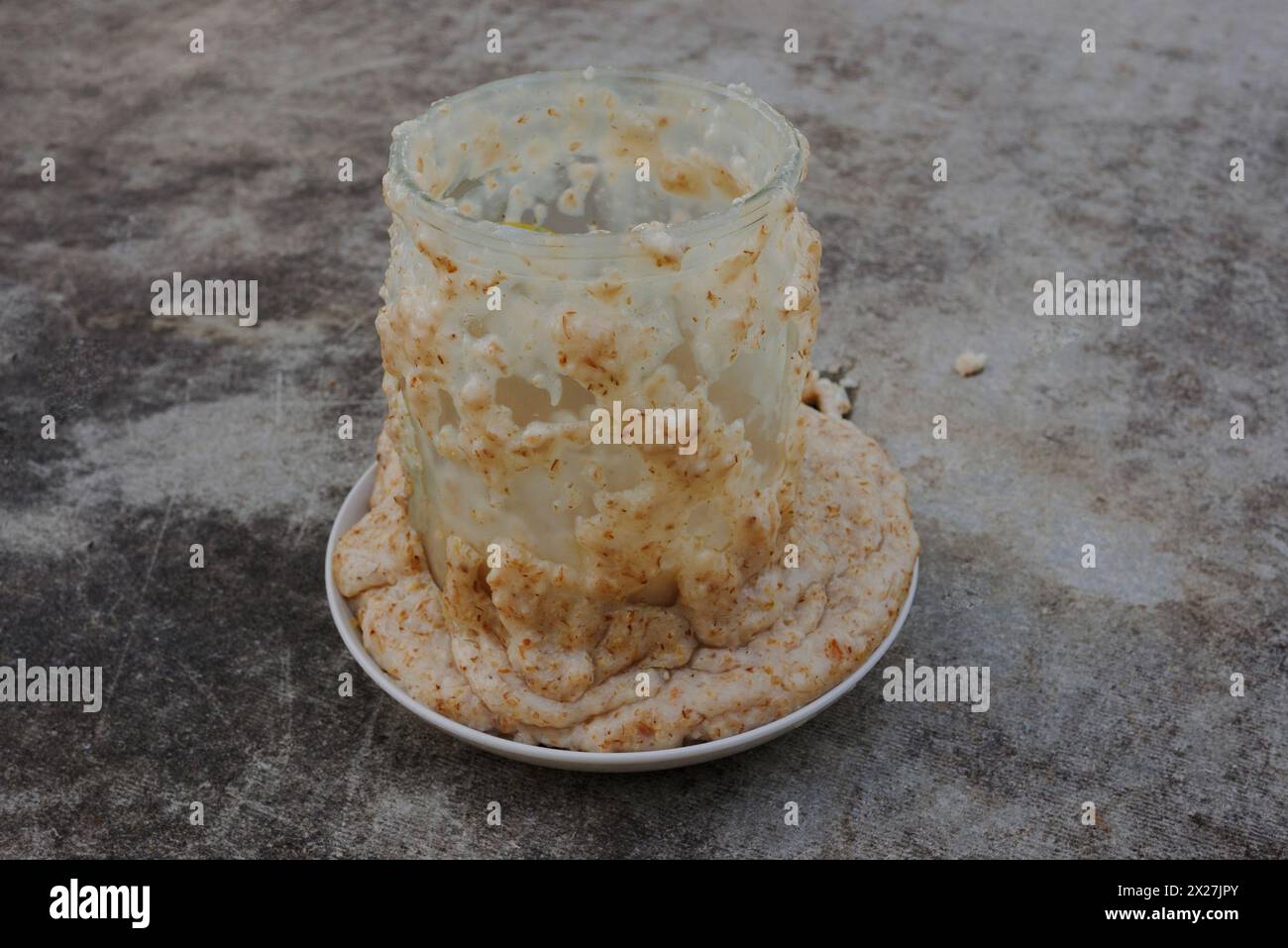 Des flocons d'avoine trop cuits ont fui du pot pendant la cuisson. Banque D'Images