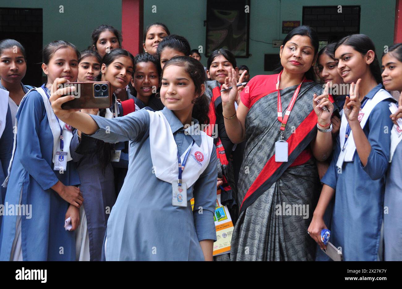 Ghaziabad, Inde. 20 avril 2024. GHAZIABAD, INDE - 20 AVRIL : les étudiants célèbrent les 10e et 12e résultats de la classe SUPÉRIEURE déclarés au Maharshi Dayanand Vidyapeeth Intermediate College Govindpuram, le 20 avril 2024 à Ghaziabad, en Inde. Le pourcentage de réussite est de 89,55 pour la classe 10 et de 82,60 pour la classe 12. Au total, 2935353 étudiants se sont inscrits aux examens de la classe 10, dont 2738399 se sont présentés. Parmi eux, 2455041 ont réussi. Environ 11982 candidats privés se sont inscrits, 10365 ont comparu et 6985 ont réussi. (Photo de Sakib Ali/Hindustan Times/Sipa USA ) crédit : Sipa USA/Alamy Live News Banque D'Images