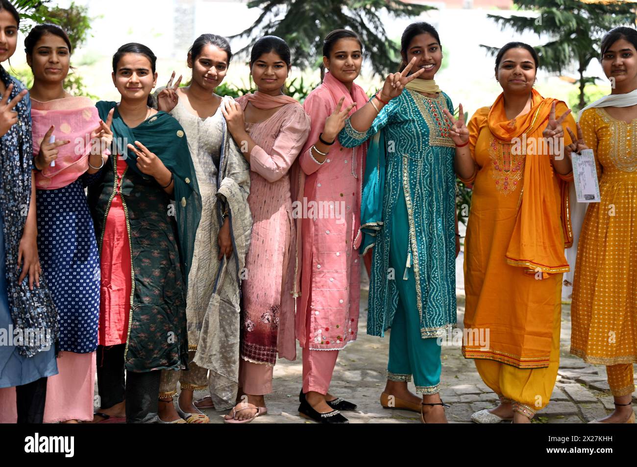 Noida, Inde. 20 avril 2024. NOIDA, INDE - 20 AVRIL : les étudiants célèbrent après que les 10e et 12e résultats de la classe SUPÉRIEURE ont été déclarés au Shyam Singh Smarak Kanya Inter College dans le secteur 73, le 20 avril 2024 à Noida, en Inde. Le pourcentage de réussite est de 89,55 pour la classe 10 et de 82,60 pour la classe 12. Au total, 2935353 étudiants se sont inscrits aux examens de la classe 10, dont 2738399 se sont présentés. Parmi eux, 2455041 ont réussi. Environ 11982 candidats privés se sont inscrits, 10365 ont comparu et 6985 ont réussi. (Photo de Sunil Ghosh/Hindustan Times/Sipa USA ) crédit : Sipa USA/Alamy Live News Banque D'Images