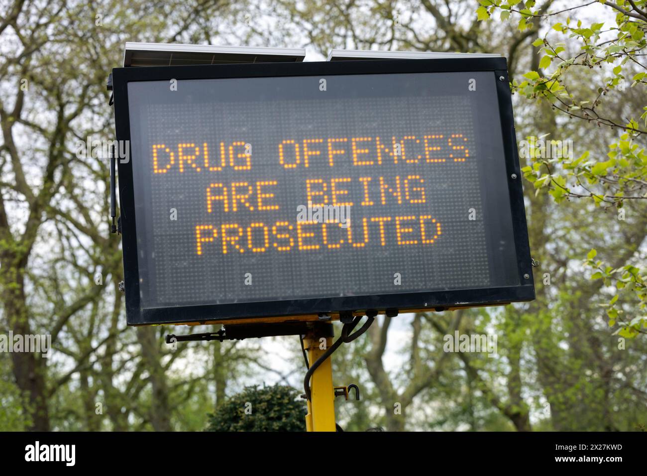 Rassemblement annuel '420' de Londres au Royaume-Uni à Hyde Park pour exiger que la drogue illégale cannabis soit dépénalisée . Les infractions liées à la drogue sont poursuivies crédit : Ian Davidson/Alamy Live News Banque D'Images