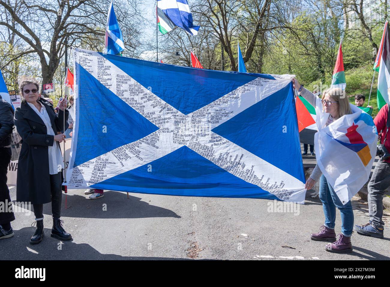 Glasgow, Écosse, Royaume-Uni. 20 avril 2024. Croyez en la toute première marche et rassemblement écossais pour une Écosse indépendante. Les supporters ont défilé de Kelvingrove Park à George Square, où des orateurs, dont Humza Yousaf, premier ministre écossais, ont pris la parole lors du rassemblement. Crédit : R.Gass/Alamy Live News Banque D'Images