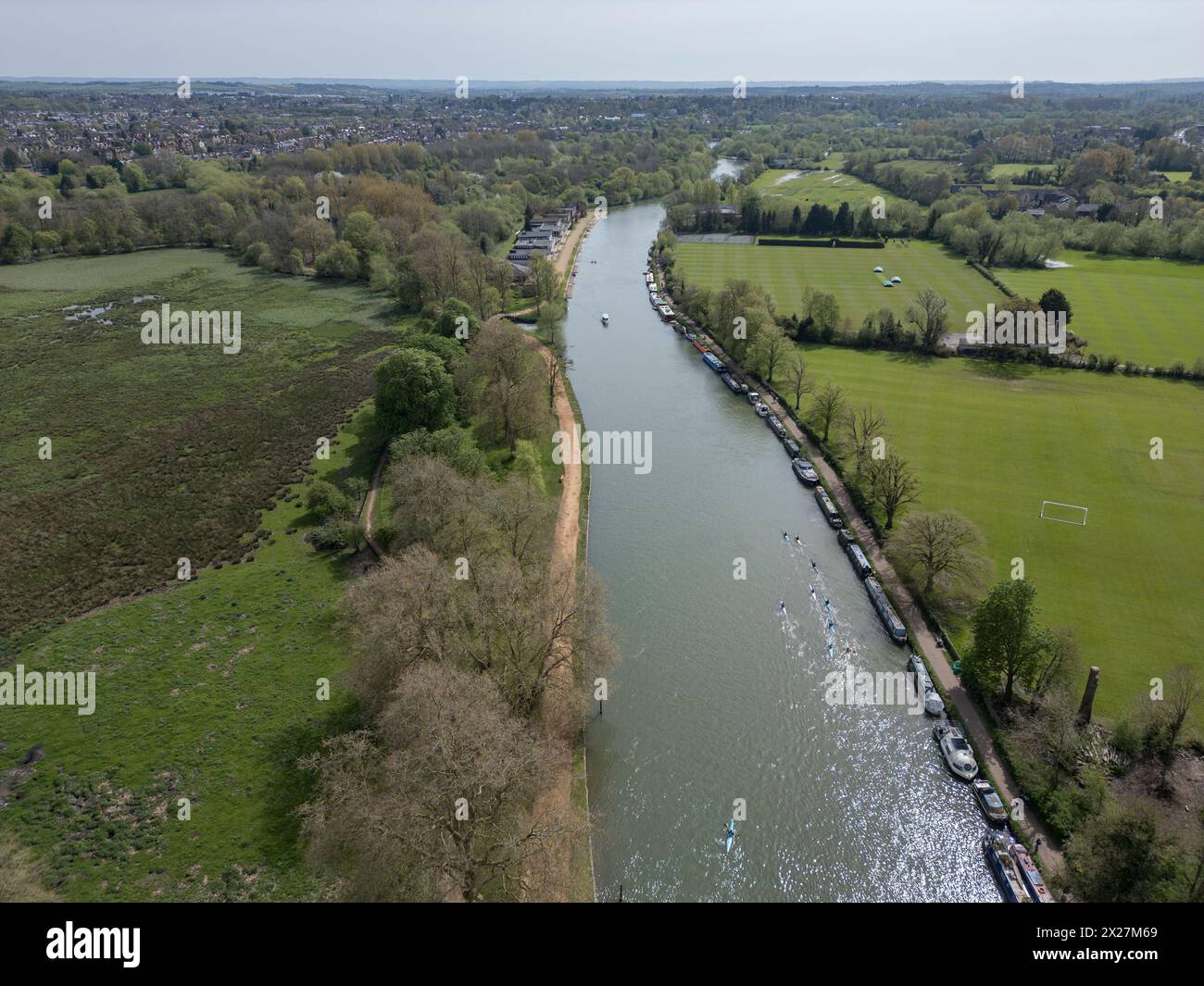 Vue aérienne le long de la Tamise avec Christ Church Meadow (Christ Church College) sur la gauche et Queen's College Recreation Ground (R). Banque D'Images