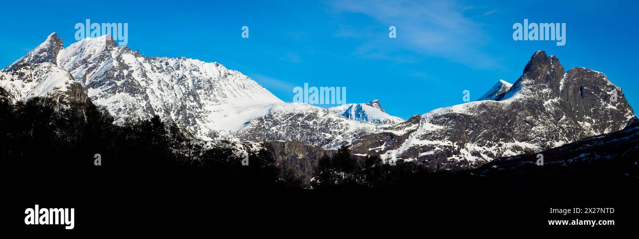 Vue panoramique dans Romsdalen, Møre og Romsdal (Norvège). Sur la gauche est le magasin de montagne, Vengetind et à droite est l'apogée Romsdalshorn. Banque D'Images