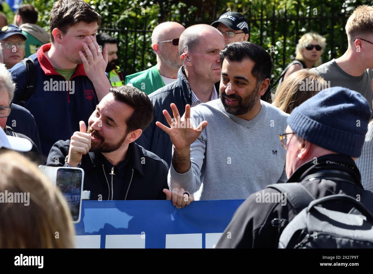 20 avril 2024. George Square, Glasgow, Écosse. Humza Yousaf et Martin Compston saluent leurs amis lors de la marche et du rassemblement des retraités pour l'indépendance/Believe in Scotland à Glasgow. Banque D'Images